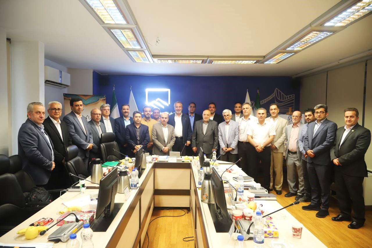 با حضور رئیس کمیسیون عمران مجلس شورای اسلامی و اعضای شورای مرکزی نظام مهندسی ساختمان کشور، از دکتر اقبال شاکری تجلیل شد.